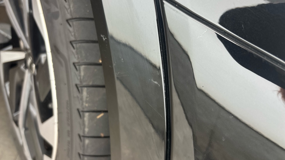 AUDI Q8 scuff