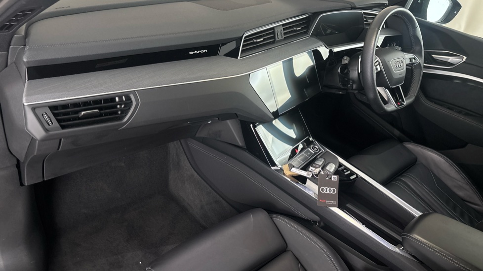 AUDI Q8 Image 10