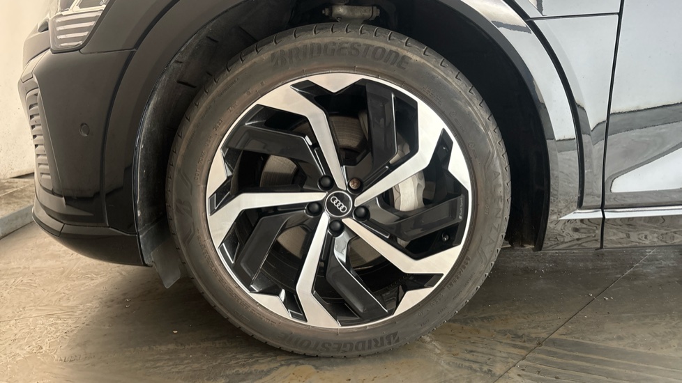 AUDI Q8 Image 17