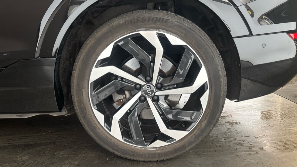 AUDI Q8 Image 18