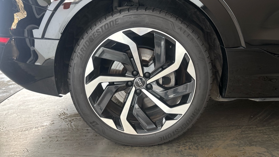 AUDI Q8 Image 19