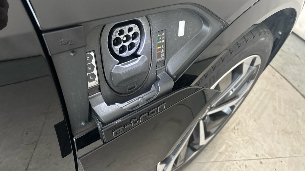 AUDI Q8 Image 21