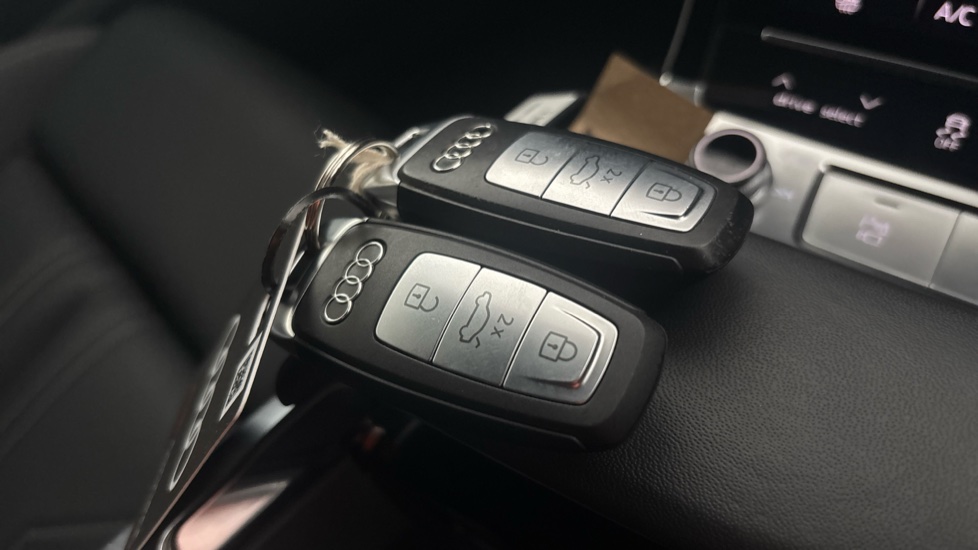 AUDI Q8 2 keys