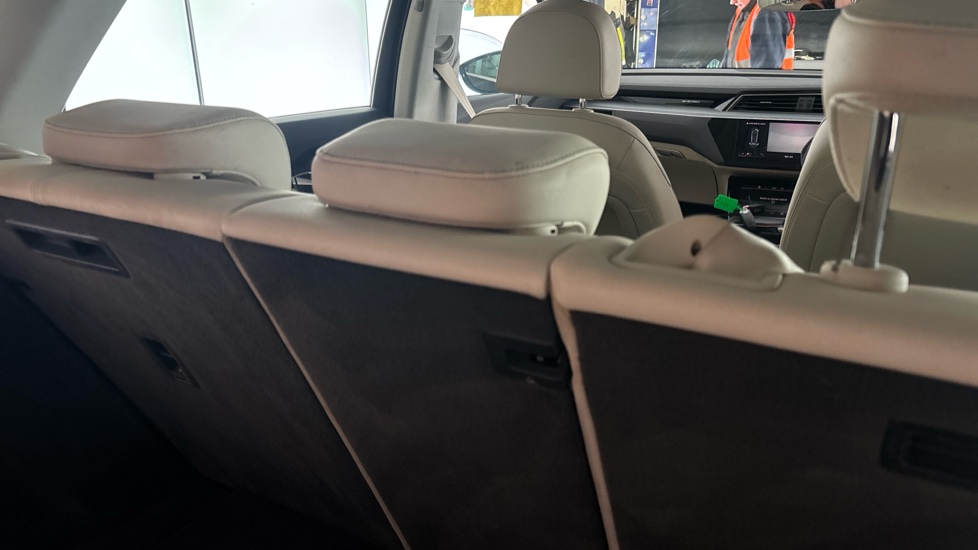 AUDI Q8 3x headrests worn