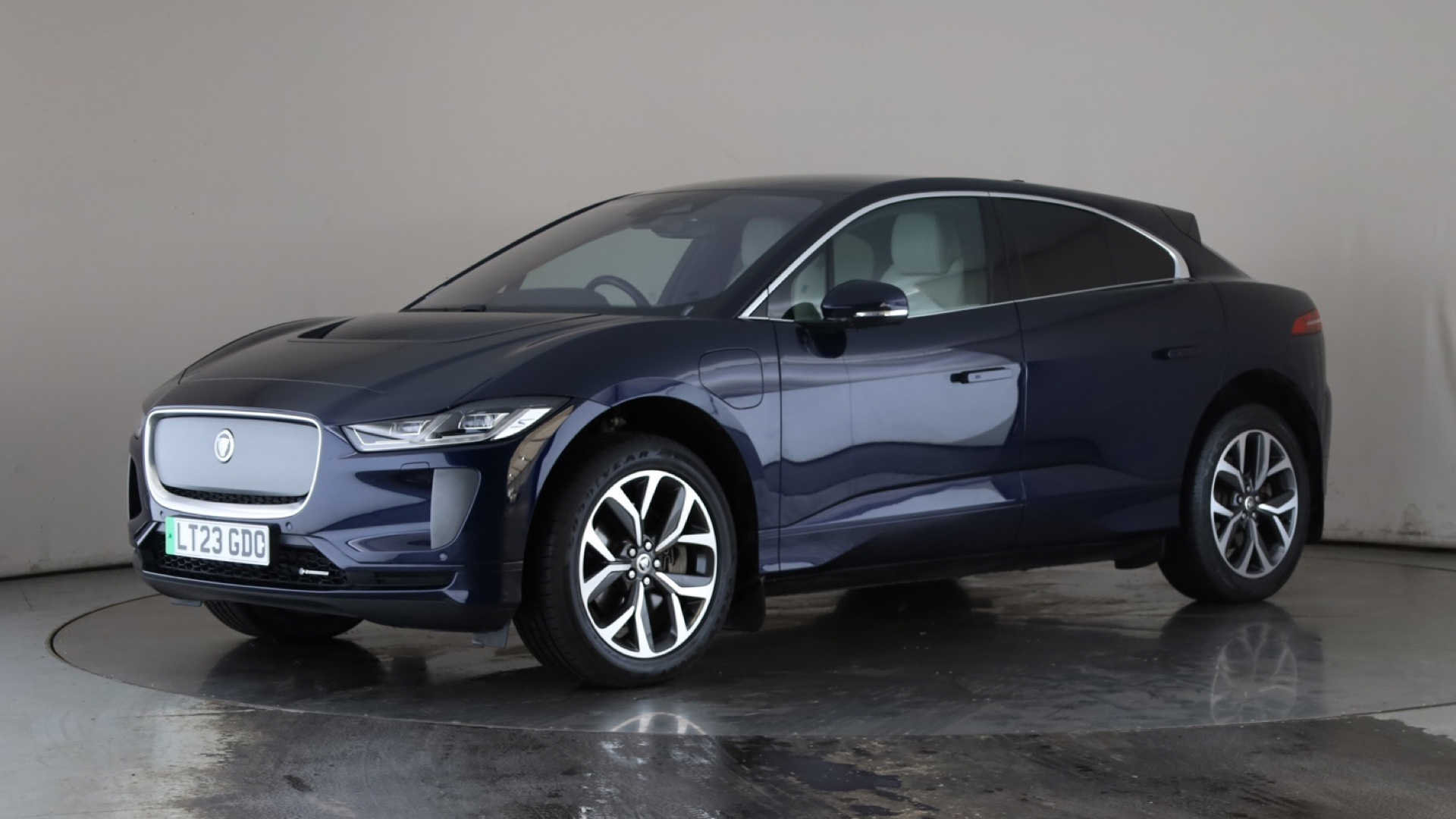 294kW EV400 R-Dynamic HSE Black 90kWh 5dr Auto