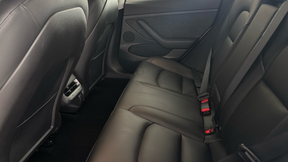 TESLA MODEL 3 Image 14