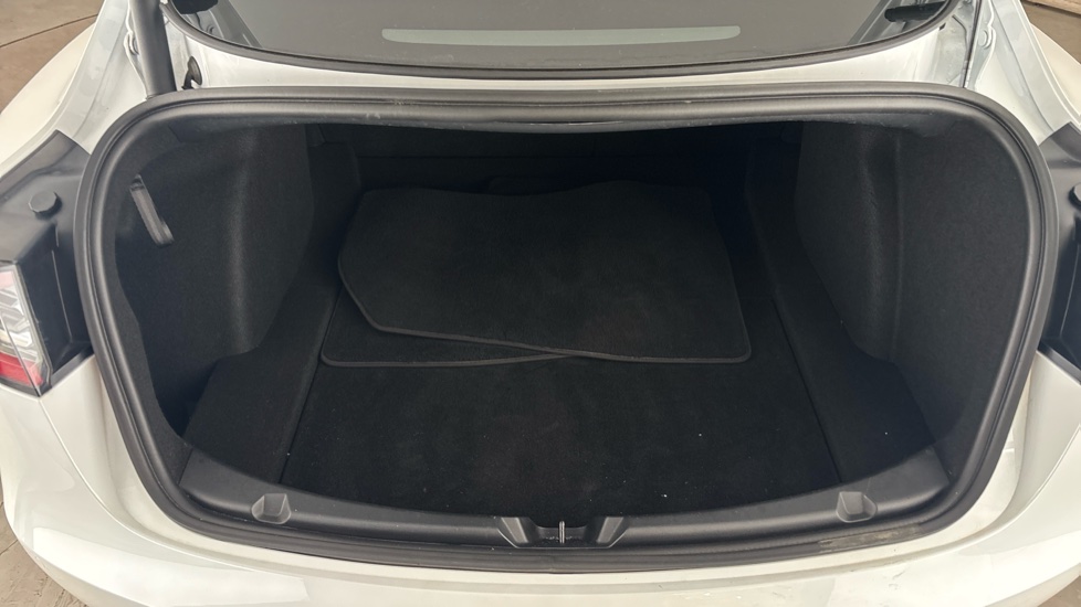 TESLA MODEL 3 Image 15
