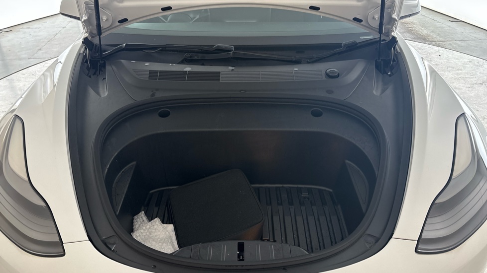 TESLA MODEL 3 Image 16