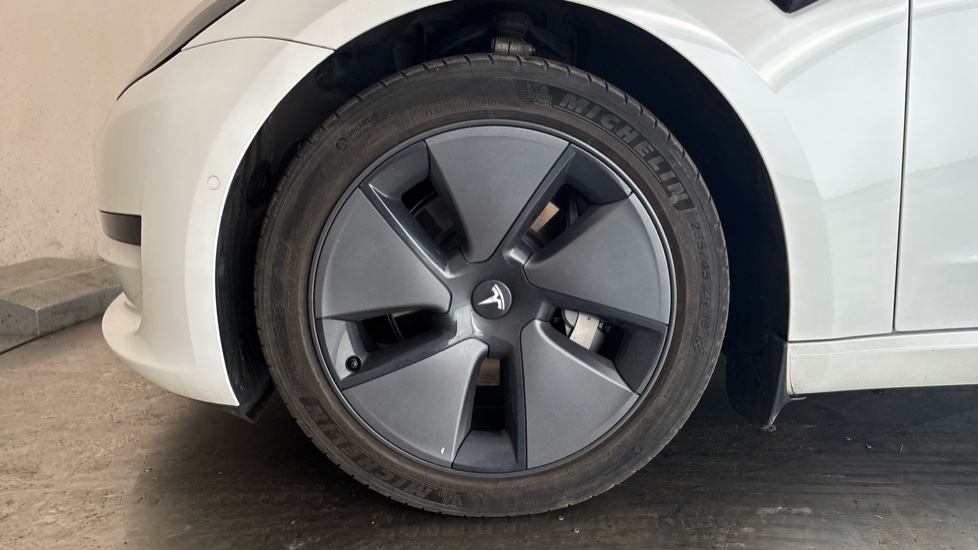 TESLA MODEL 3 Image 17