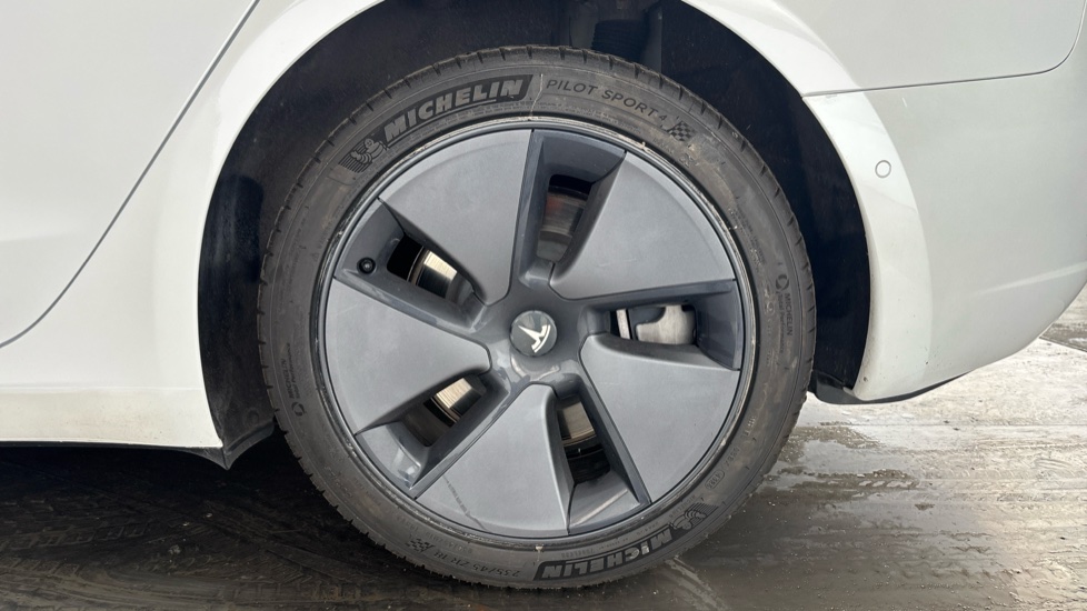 TESLA MODEL 3 Image 18