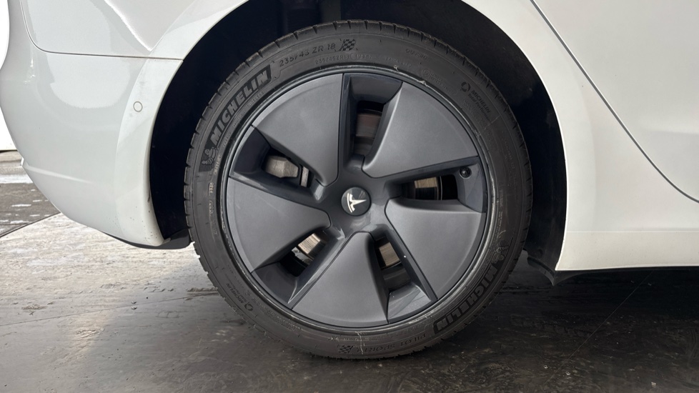 TESLA MODEL 3 Image 19