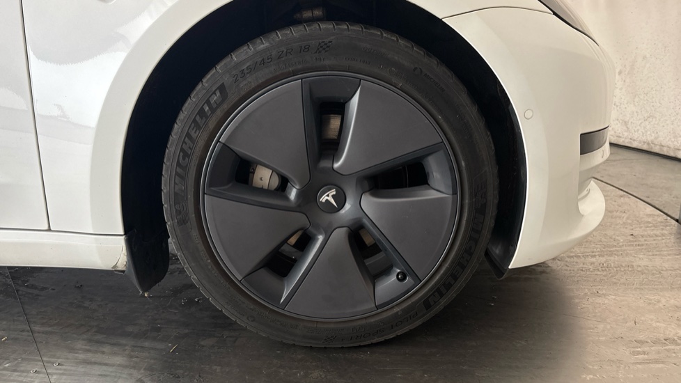 TESLA MODEL 3 Image 20