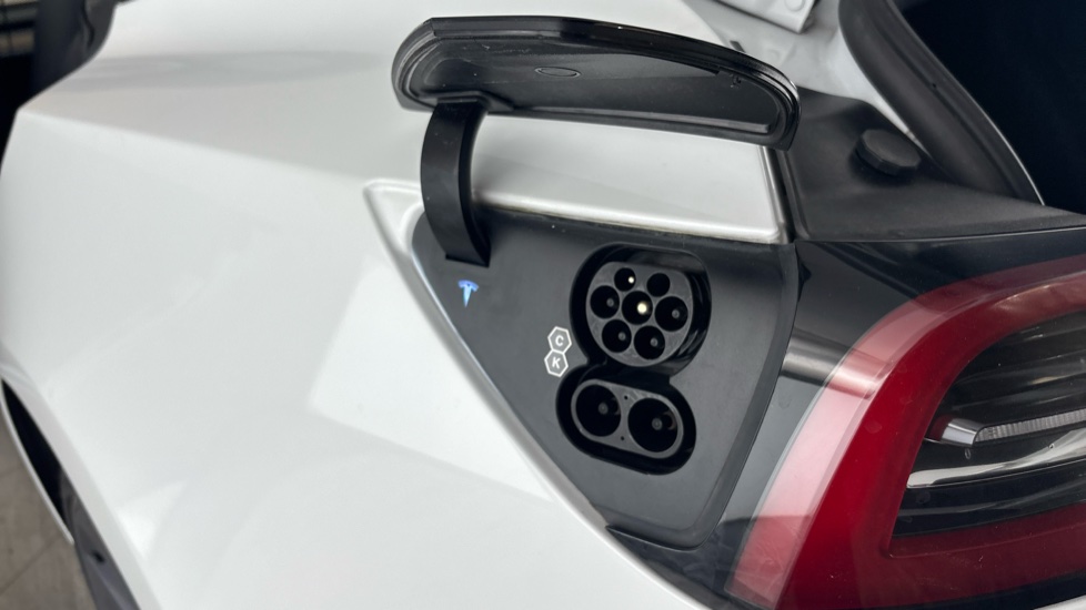 TESLA MODEL 3 Image 21