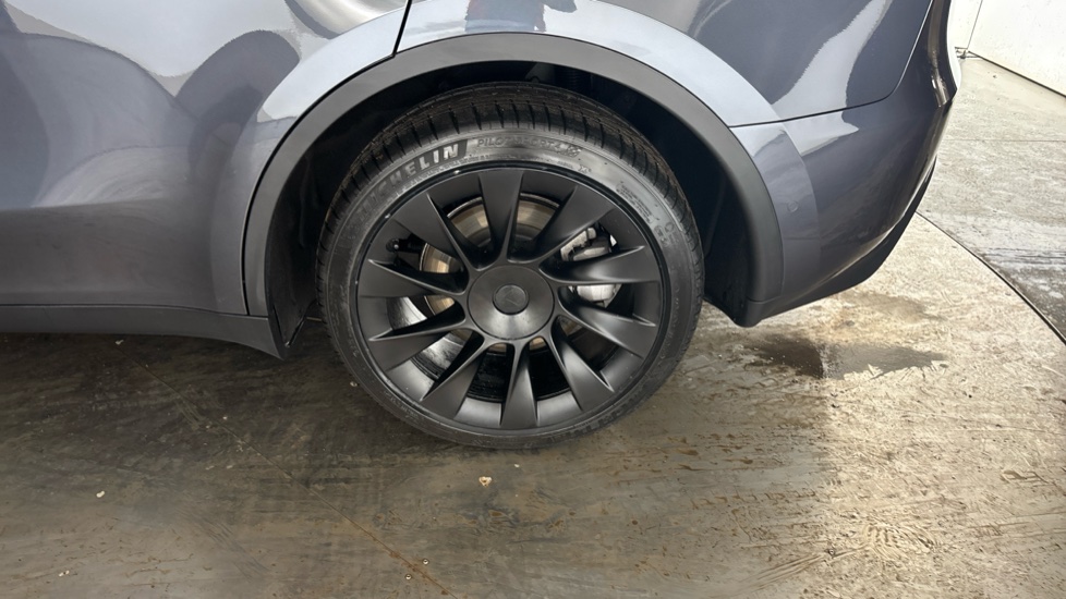 TESLA MODEL Y Image 18
