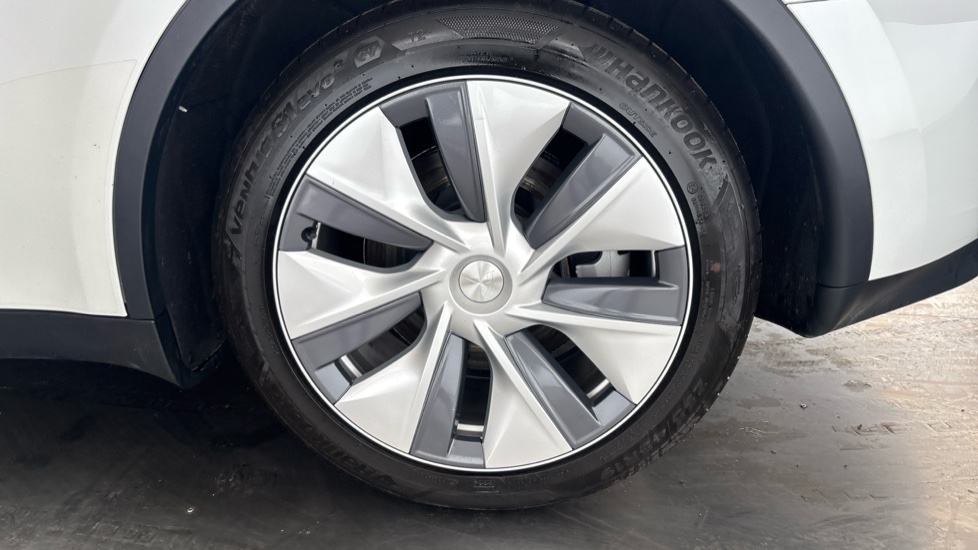 TESLA MODEL Y Image 18