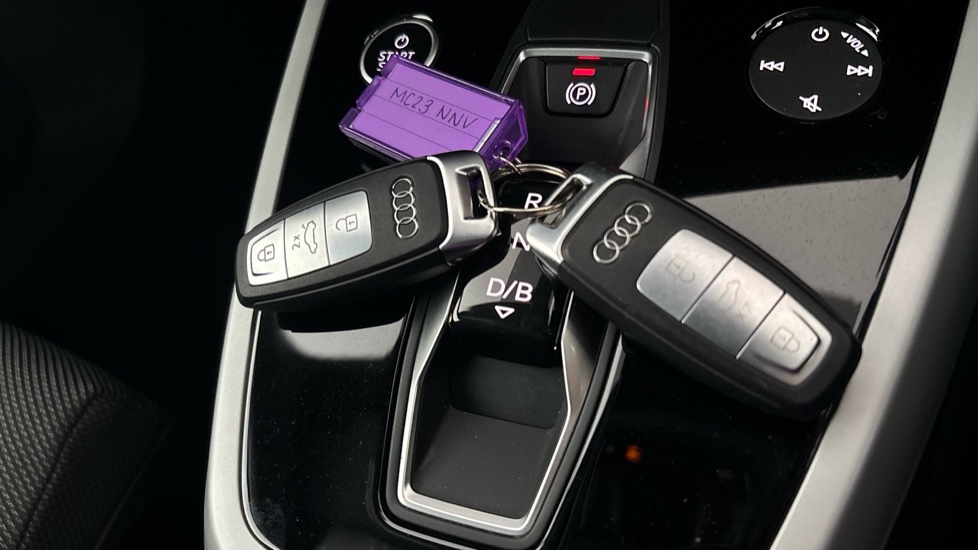 AUDI Q4 2 keys