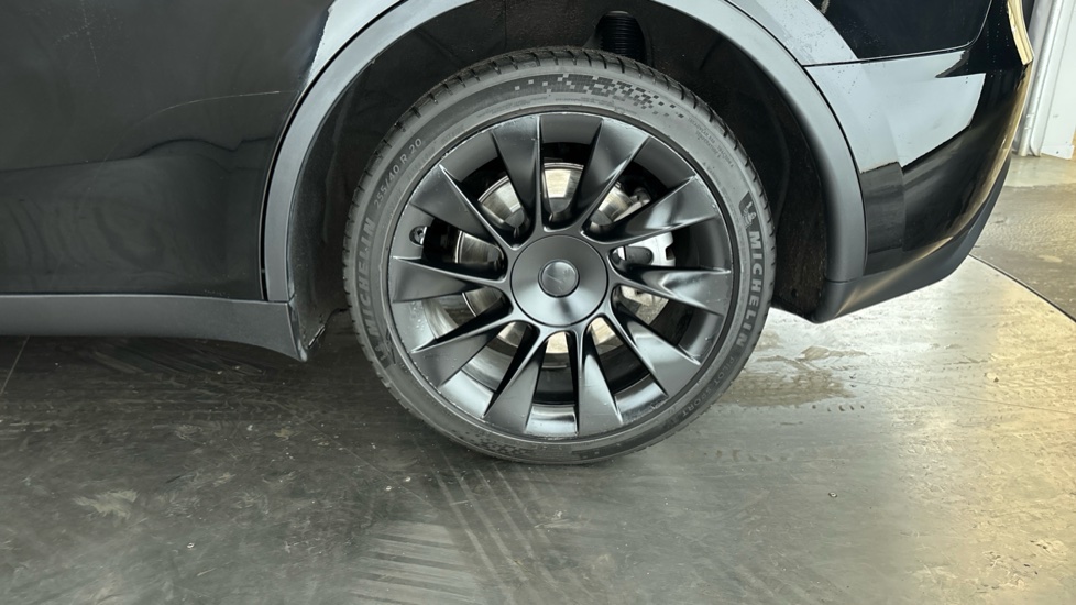 Tesla Model Y Image 18