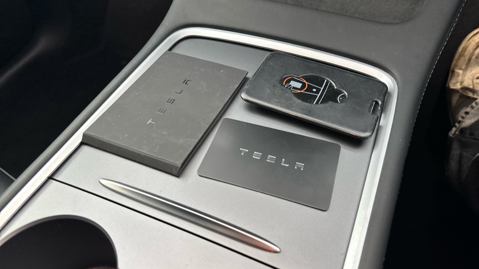 Tesla Model Y 2 keys