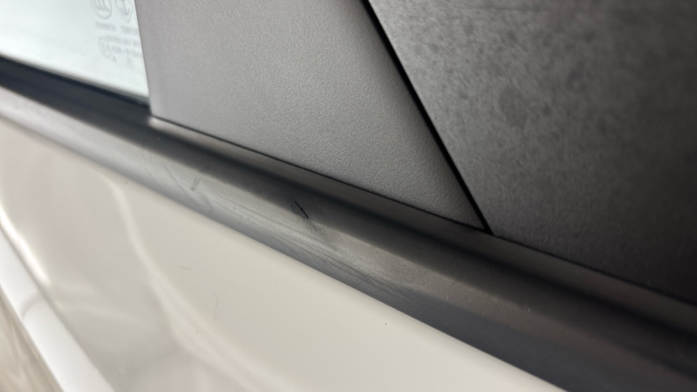 MG MG4 scratches
