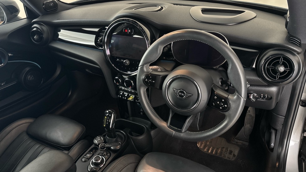 MINI HATCHBACK Image 9