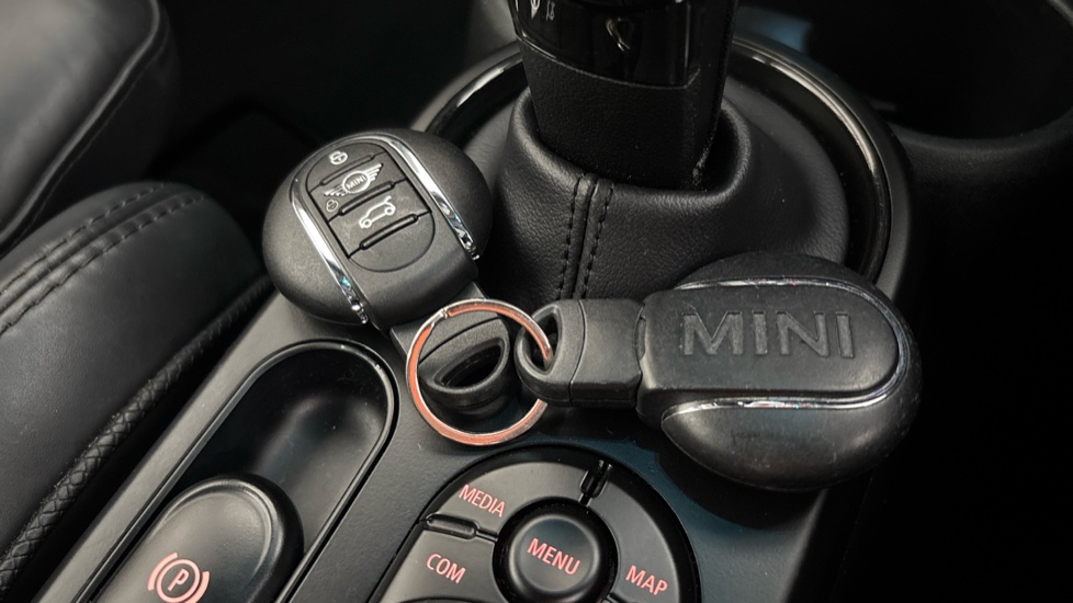 MINI HATCHBACK 2 keys available