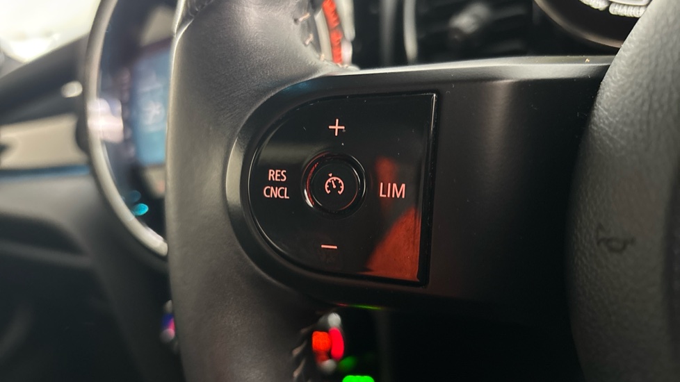 MINI HATCHBACK Cruise control