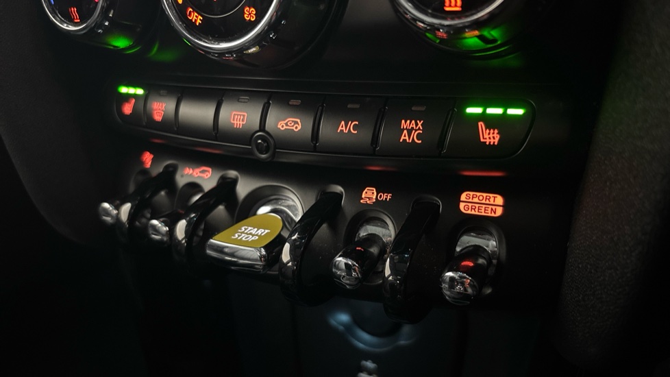 MINI HATCHBACK Heated seats