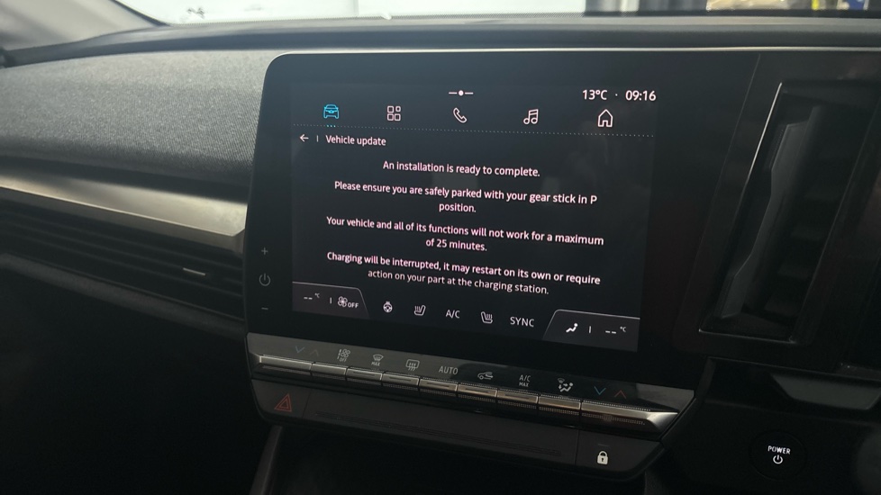 RENAULT MEGANE E-TECH Image 12