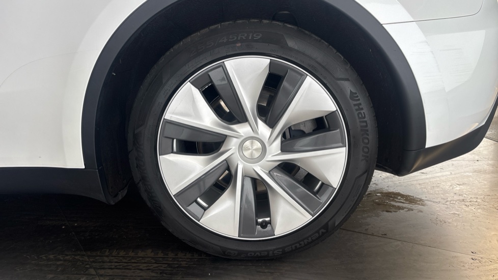 TESLA MODEL Y Image 18