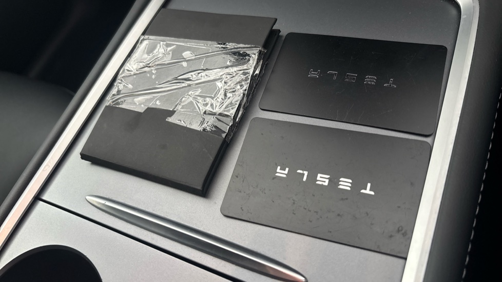 TESLA MODEL Y 2 keys