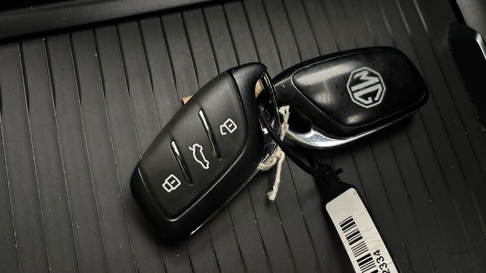 MG MG4 2 keys