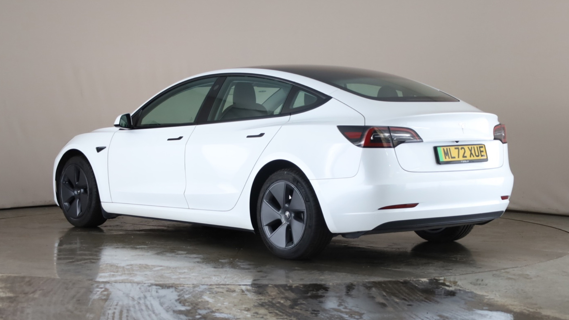 4027489 RWD 4dr Auto