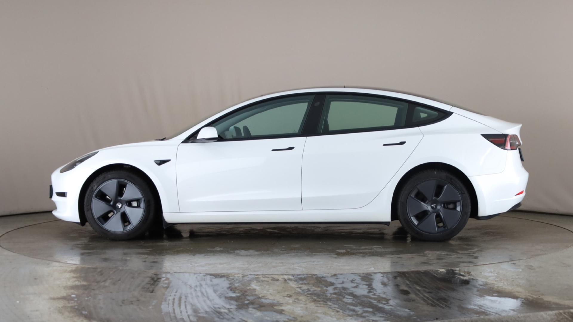 4027489 RWD 4dr Auto