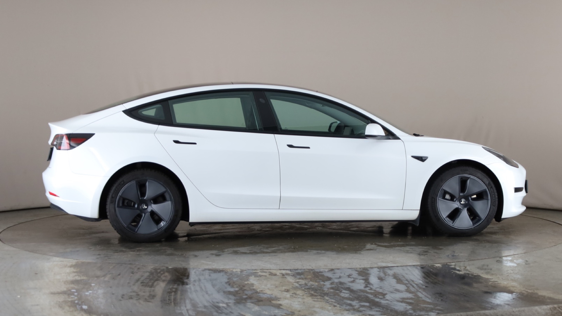 4027489 RWD 4dr Auto