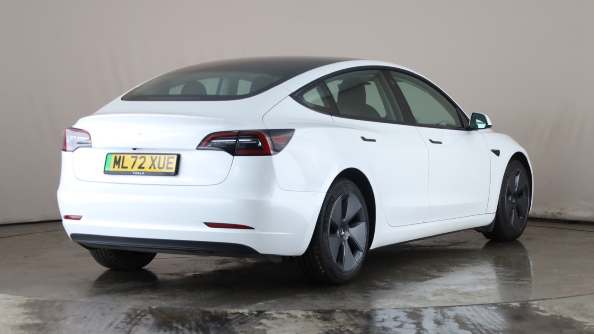 4027489 RWD 4dr Auto