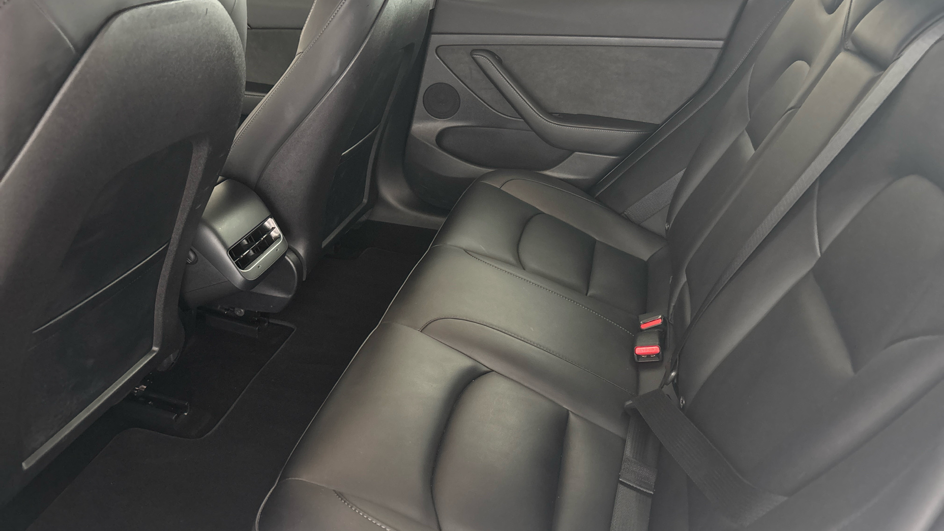 4027489 RWD 4dr Auto