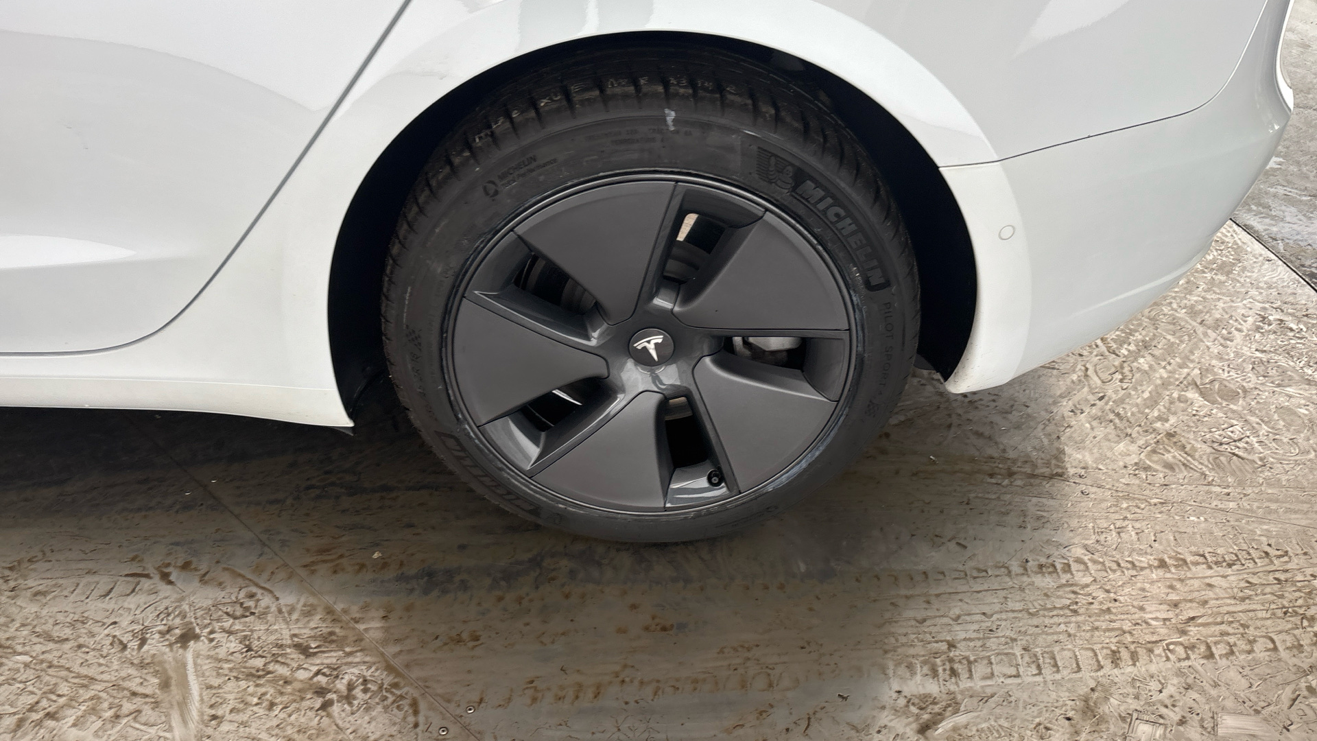 4027489 RWD 4dr Auto