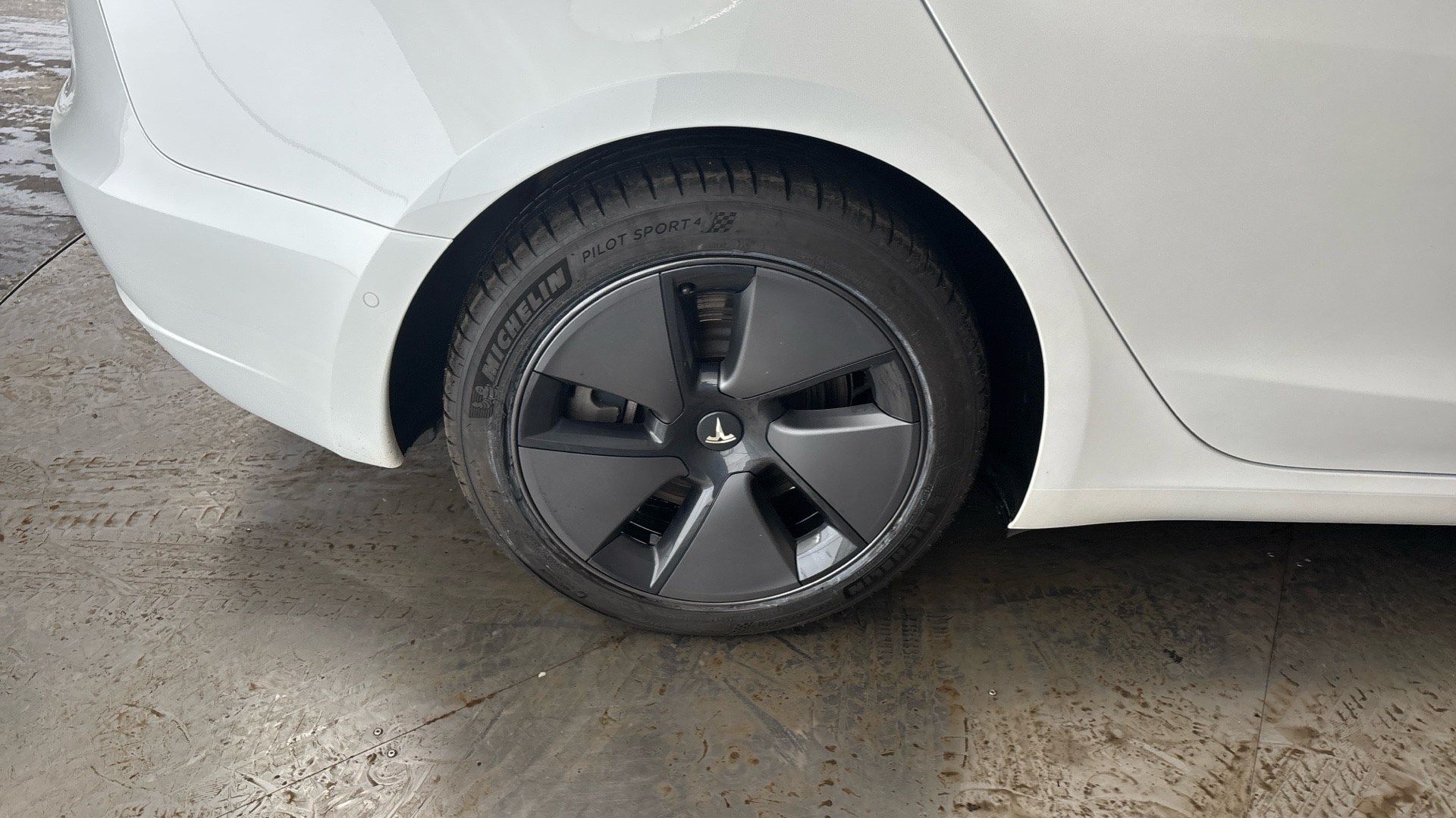 4027489 RWD 4dr Auto