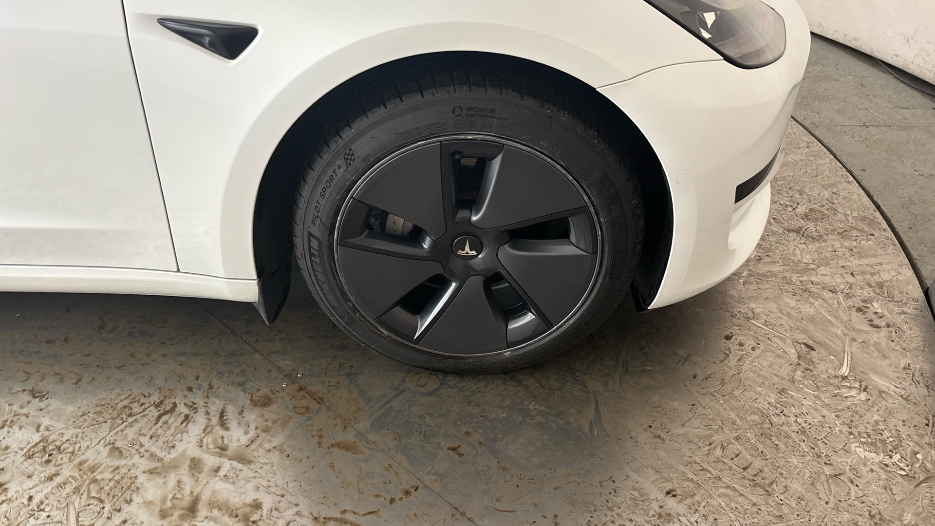 4027489 RWD 4dr Auto