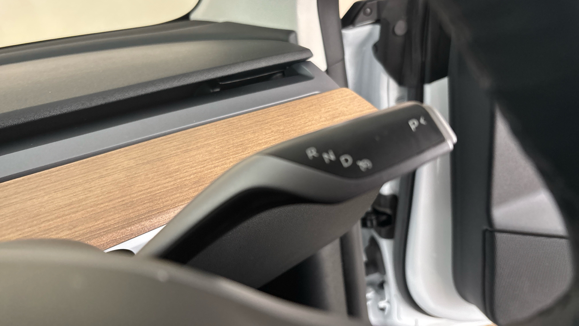 4027489 RWD 4dr Auto