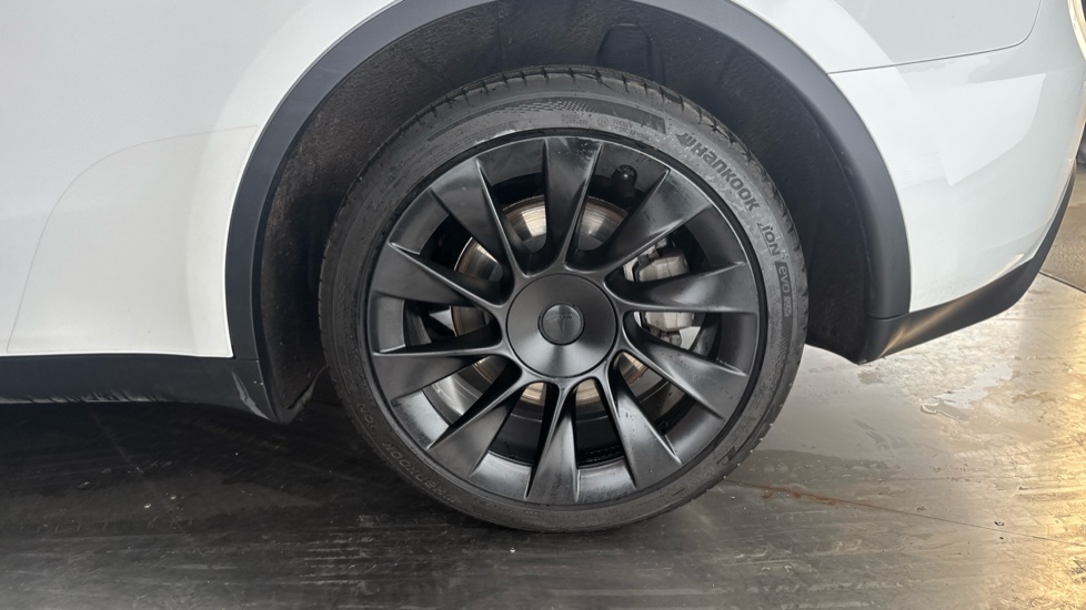 TESLA MODEL Y Image 18