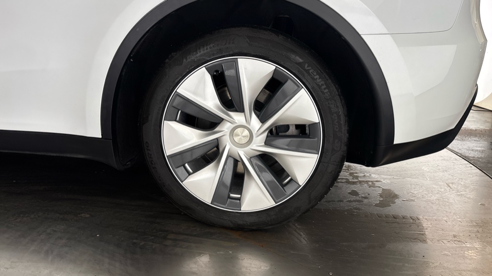 TESLA MODEL Y Image 18