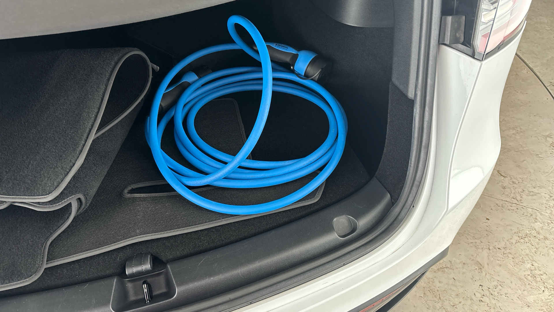 4020944 RWD 5dr Auto