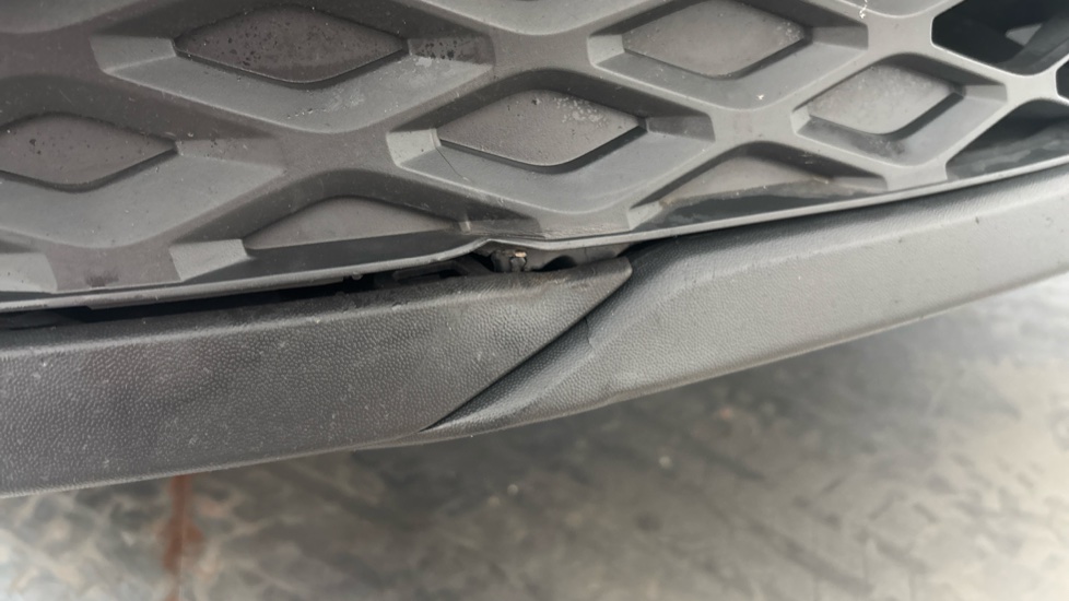 VOLKSWAGEN ID.4 dent + scuff