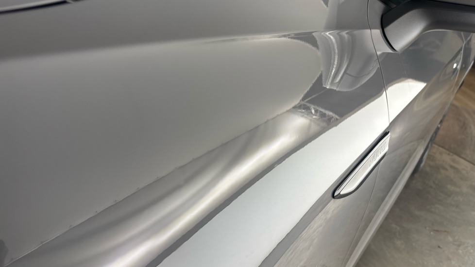 VOLKSWAGEN ID.4 dent