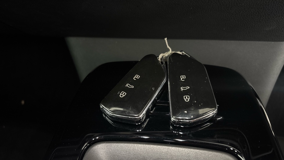 VOLKSWAGEN ID.4 2 keys
