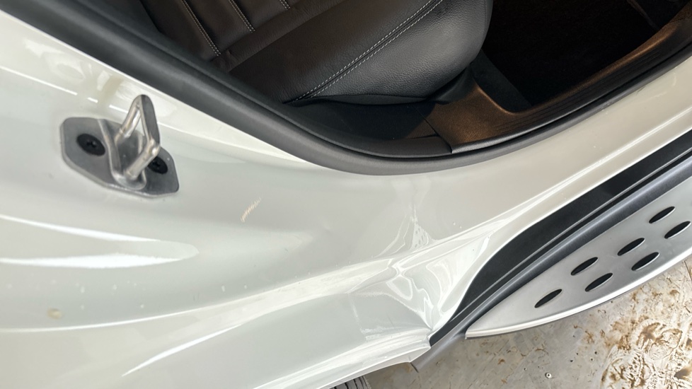 MERCEDES EQC dent