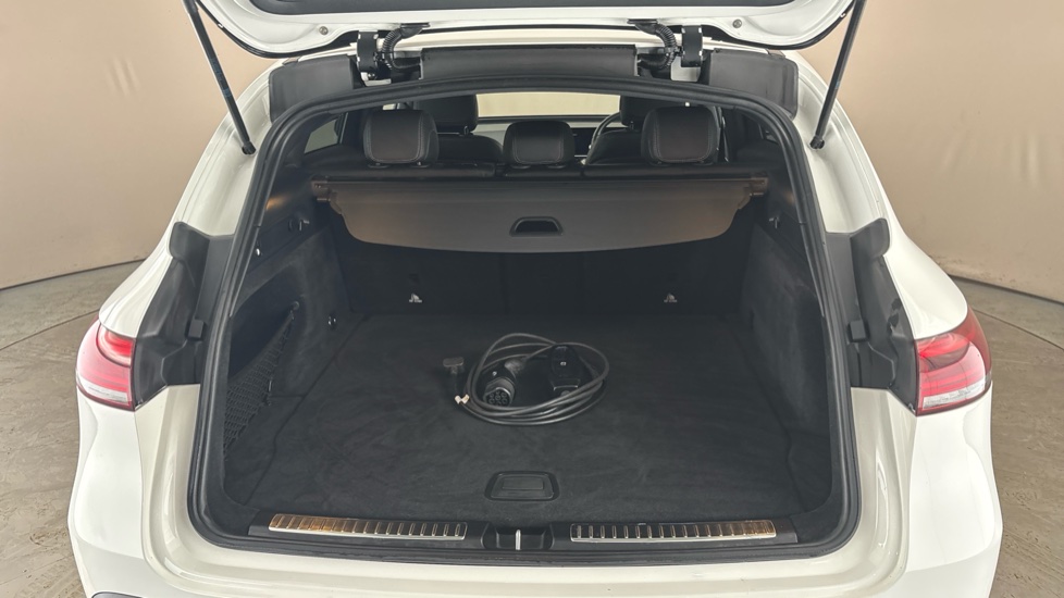 MERCEDES EQC Image 15