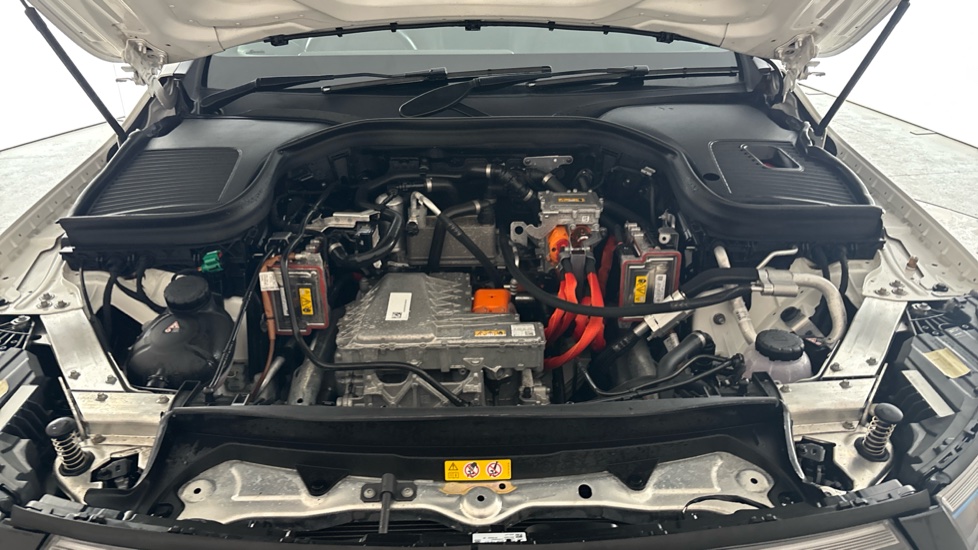 MERCEDES EQC Image 16