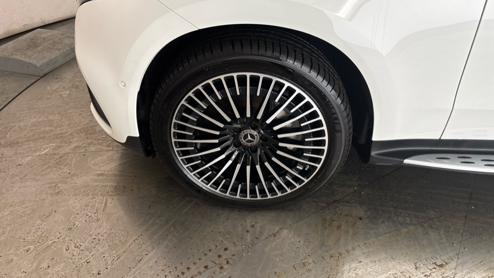 MERCEDES EQC Image 17